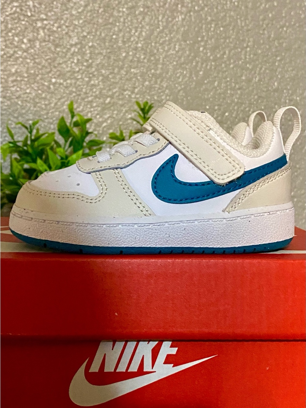 Nike Toddler White and Teal Low-Top Sneakers